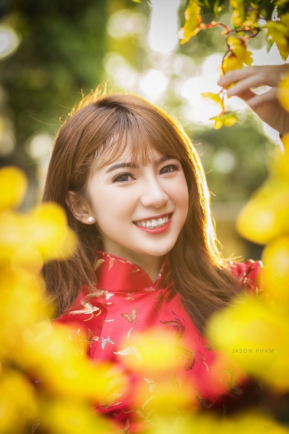 Thiếu nữ Sài Gòn duyên dáng trong tà áo dài chờ đón Xuân sang - 3
Giang bén duyên với vai trò là một mẫu ảnh từ rất sớm. Năm lớp 7, Giang đã bắt đầu tham gia chụp ảnh và hiện tại cô bạn cũng đang làm mẫu ảnh cho trường, một số cửa hàng thời trang tại Sài Gòn.