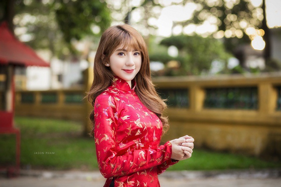 Thiếu nữ Sài Gòn duyên dáng trong tà áo dài chờ đón Xuân sang - 1 Hậu Giang là cô gái sinh ra và lớn lên ở TP. HCM, Giang sở hữu vẻ đẹp trong trẻo, nụ cười tỏa nắng cùng khuôn mặt khá tây và ăn ảnh.