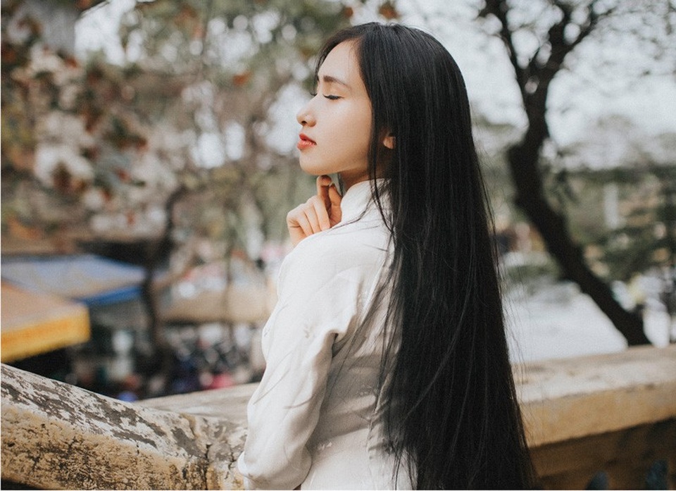 Nữ sinh dịu dàng với sắc trắng áo dài ngóng Xuân sang - 7
Bộ ảnh được chụp trong vòng một ngày tại Hà Nội.