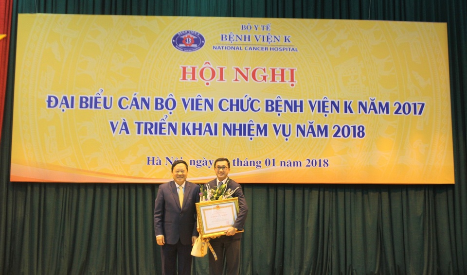 “Chấm điểm” bệnh viện K đã nhích lên - 1 Thứ trưởng Nguyễn Viết Tiến trao tặng Huân chương lao động Hạng III cho PGS.TS Trần Văn Thuấn – Giám đốc bệnh viện.