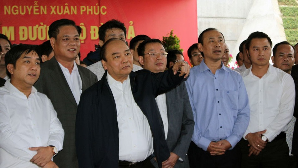 Thủ tướng kiểm tra công tác vận hành, khai thác hầm đèo Cả - 1 Thủ tướng thăm, chúc mừng các kỹ sư, công nhân thi công, vận hành hầm đèo cả