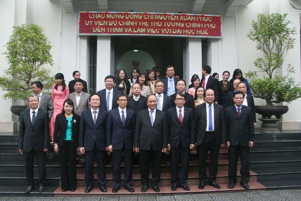 Thủ tướng: Sẽ đầu tư cho khu đô thị Đại học Huế - 5 Đoàn công tác của Chính phủ và Thủ tướng chụp ảnh lưu niệm tại Đại học Huế