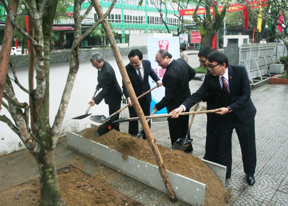 Thủ tướng: Sẽ đầu tư cho khu đô thị Đại học Huế - 6 Thủ tướng trồng 2 cây mai vàng tại Đại học Huế