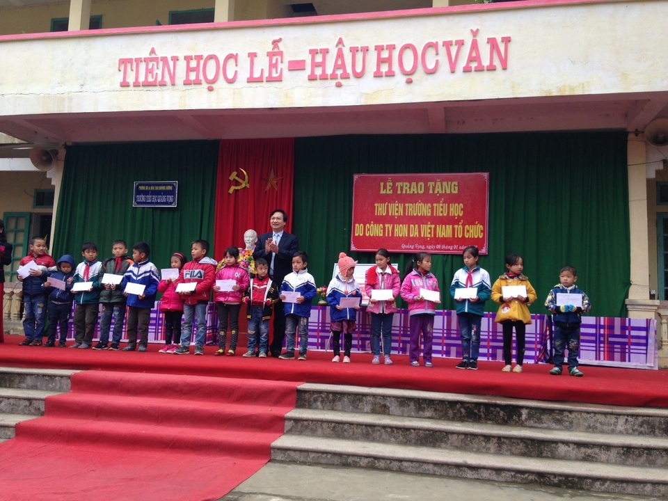 Chung tay khắc phục khó khăn cho giáo dục vùng khó - 4 Lễ trao tặng thư viện ở tỉnh Thanh Hóa.