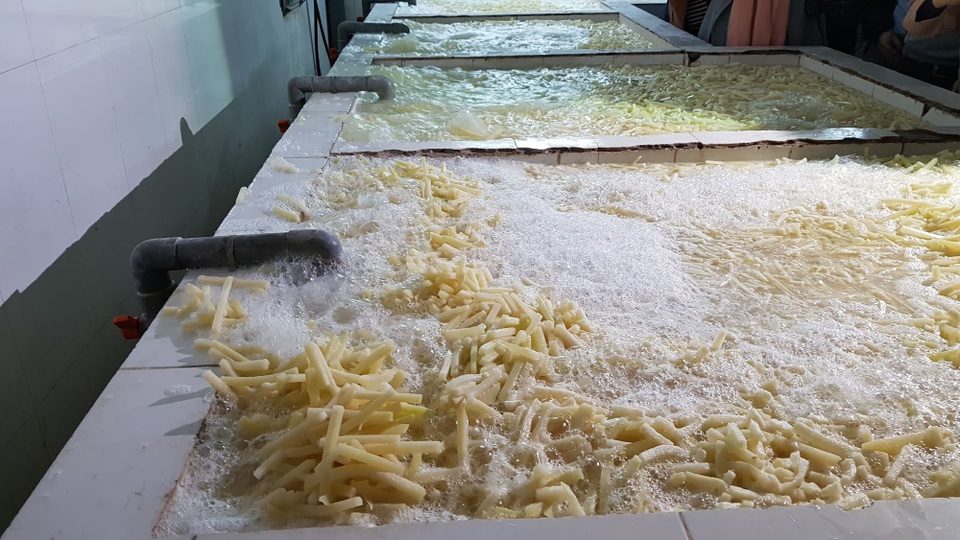 Bộ trưởng Y tế đột xuất thị sát làng mứt Xuân Đỉnh - 1 Làm mứt bí tại Xuân Đỉnh. Ảnh: H.Hải