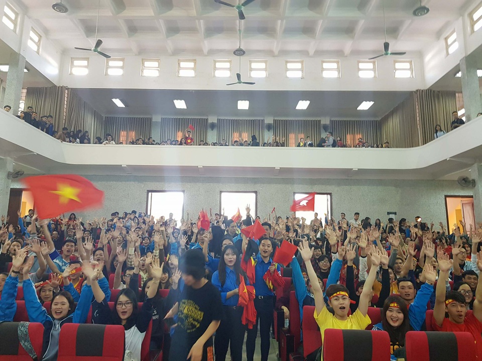 Nóng bừng hội trường, sinh viên nồng nhiệt cổ vũ đội bóng U23 Việt Nam - Qatar - 1
Sinh viên trường ĐH Thương Mại