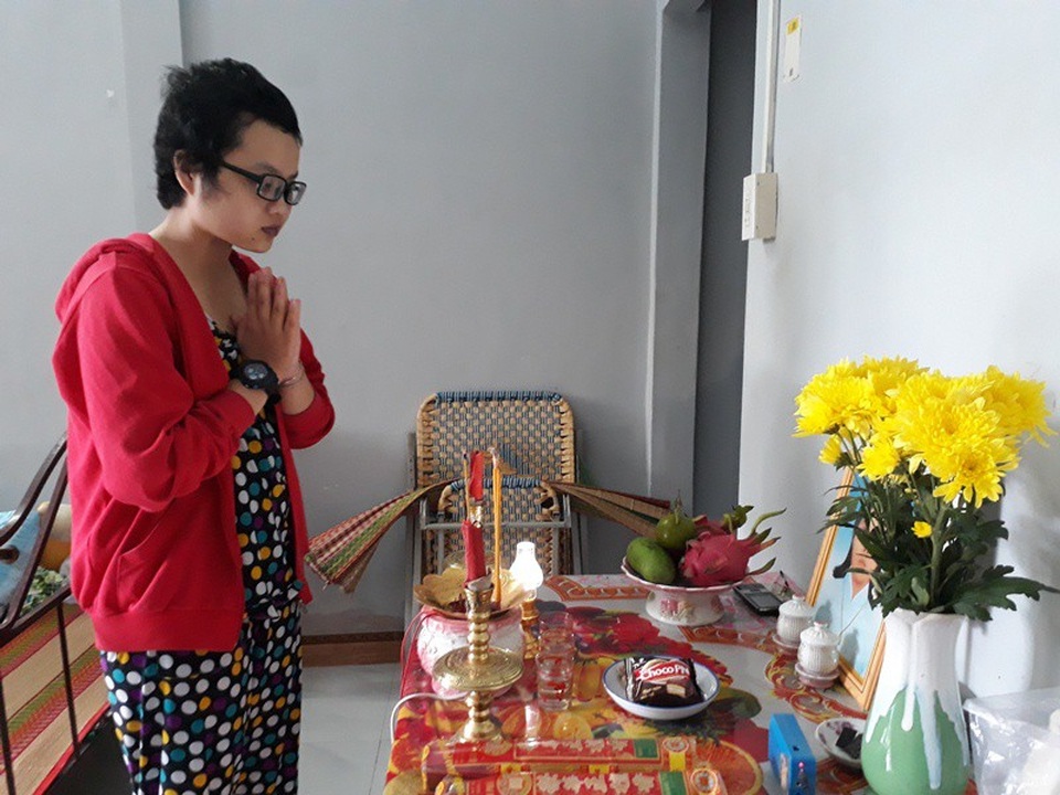 Cha bỏ đi, mẹ qua đời, cô gái nhỏ một mình chống chọi với bệnh ung thư - 1 Lúc chúng tôi đến nhà thì thấy Thy đang thắp nhang cho mẹ