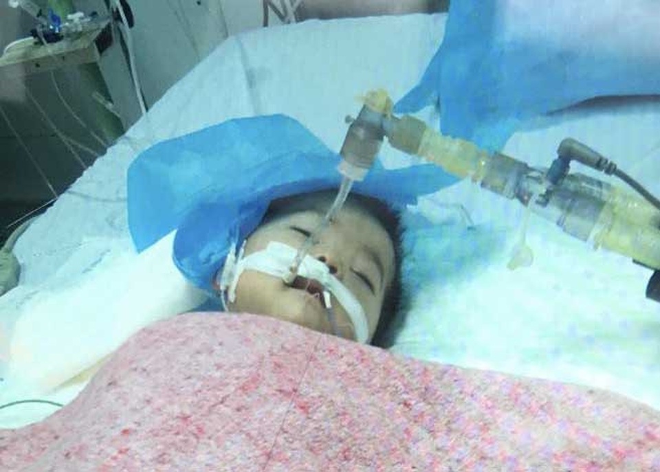 Hà Nội: Tiêm nhầm kali đường uống, bé 6 tháng tuổi nguy kịch? - 1
Bệnh nhi đang được điều trị tại Xanhpon Ảnh: N.H)