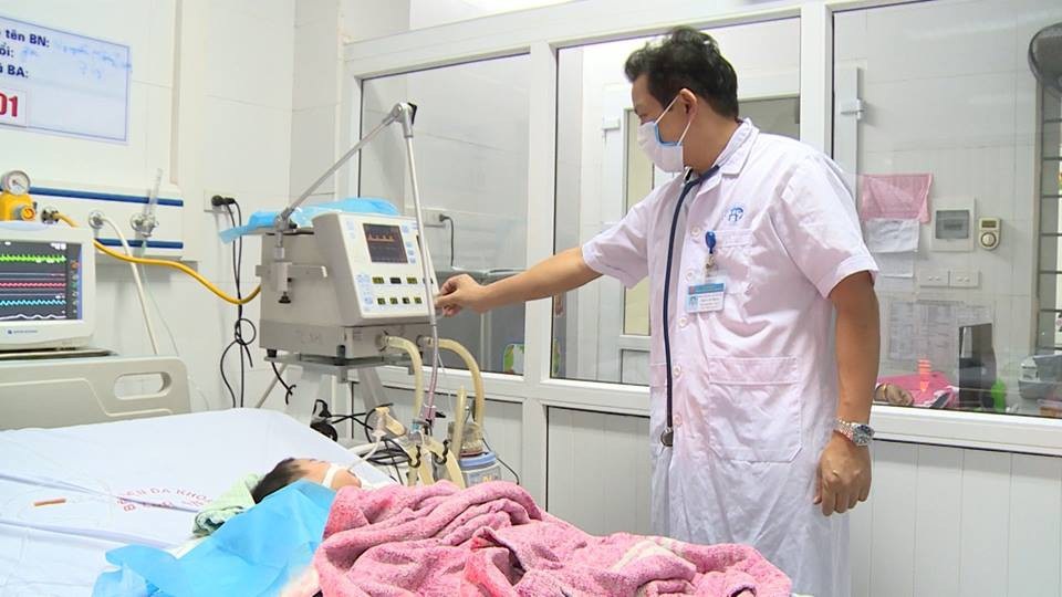 Trẻ bị tiêm nhầm thuốc đường uống: Sẽ giữ được tính mạng bé? - 1
ThS.BS Trần Văn Trung, Phó Trưởng khoa Hồi sức cấp cứu nhi - BV Đa khoa Xanh Pôn kiểm tra tình trạng bệnh nhi
