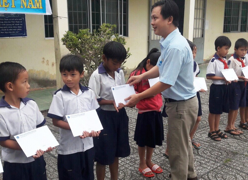 Grobest Việt Nam trao thêm 58 suất học bổng đến học sinh nghèo Kiên Giang - 3 Ông Nguyễn Tiến Việt - Trưởng khu vực công ty Grobest Việt Nam ở Kiên Giang trao các suất học bổng cho các học sinh trường tiểu học Bình Minh