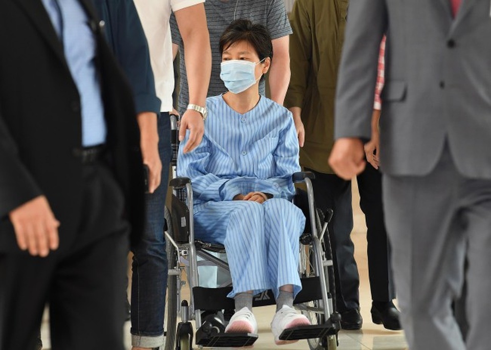 Cựu Tổng thống Hàn Quốc mắc nhiều bệnh trong nhà giam - 1 Cựu Tổng thống Park Geun-hye ngồi trên xe lăn (Ảnh: Yonhap)