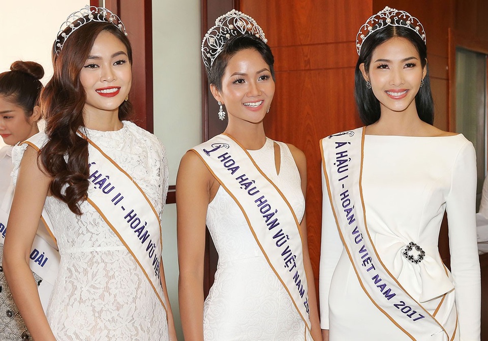 Đặc biệt, đây là cũng là lần đầu tiên tân Hoa hậu H’Hen Niê và 2 Á hậu Hoàng Thùy và Mâu Thủy xuất hiện với chiếc vương miện Hoa hậu cùng 2 chiếc Tiara dành cho Á hậu kể từ đêm Chung kết.