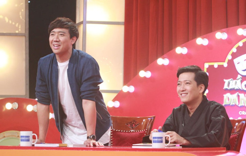 Trấn Thành: “Những người đàn ông hoàn toàn có thể đến với nhau” - 2 Khi Trường Giang hỏi Văn Tân đã có người yêu mới chưa, anh chàng trả lời là chưa thì Trấn Thành nhanh chóng “cướp lời” – “Chắc gì người ta muốn có bạn gái mới”.