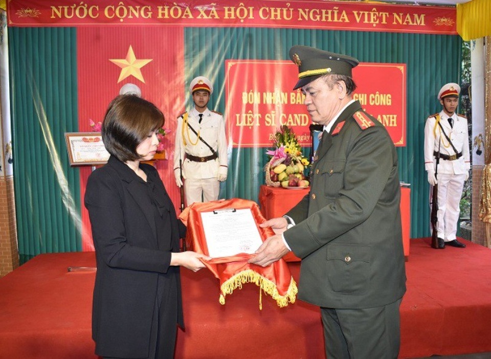 Trao bằng Tổ quốc ghi công cho Trung tá CSGT hy sinh khi bắt cát tặc - 1
Lãnh đạo Công an tỉnh Ninh Bình trao bằng Tổ quốc ghi công của Thủ tướng Chính phủ cho gia đình Trung tá liệt sỹ Đặng Tuấn Anh.