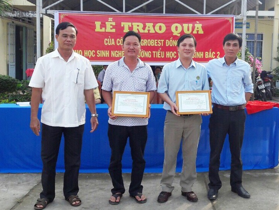 Grobest Việt Nam trao thêm 58 suất học bổng đến học sinh nghèo Kiên Giang - 4 Ban giám hiệu trường cấp 1 và 2 Vĩnh Bình Bắc và chính quyền địa phương trao giấy cảm tạ cho đại diện Công ty Grobest Việt Nam