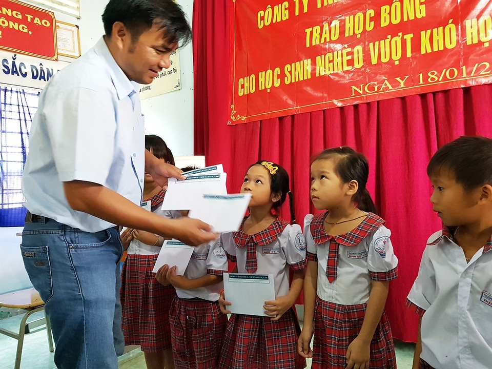 Grobest Việt Nam trao 70 suất học bổng đến học sinh nghèo huyện Cần Giờ - 1 Ông Nguyễn Văn Dũng - đại diện Công ty Grobest trao học bổng tại Trường Tiểu học Bình Khánh.
