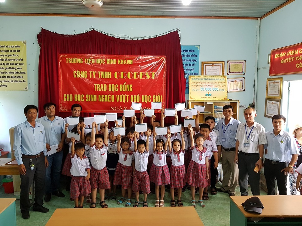 Grobest Việt Nam trao 70 suất học bổng đến học sinh nghèo huyện Cần Giờ - 2 Các em học sinh vui vẻ khi nhận được học bổng.
