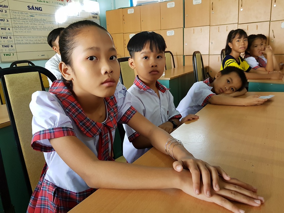 Grobest Việt Nam trao 70 suất học bổng đến học sinh nghèo huyện Cần Giờ - 4 Em Nguyễn Thị Trang hứa sẽ cố gắng học thật tốt để xứng đáng với những gì nhà hảo tâm trao tặng