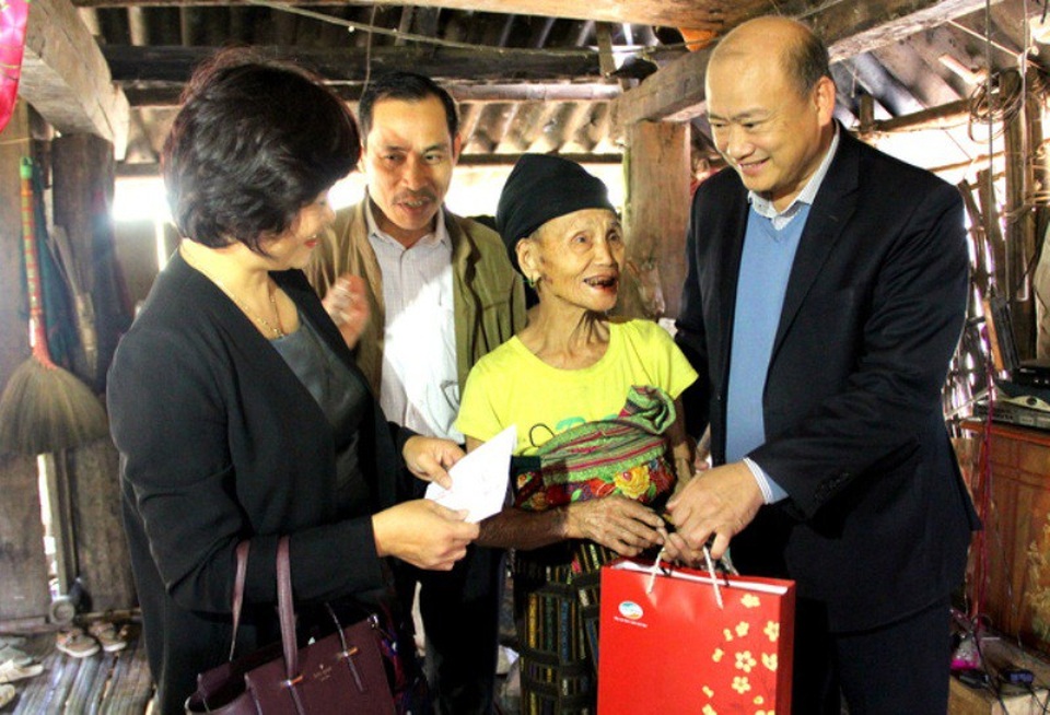 Thanh Hóa: Nghiêm cấm mang tiền, quà chúc Tết cấp trên - 1 Chủ tịch tỉnh Thanh Hóa yêu cầu tổ chức thăm hỏi, triển khai thực hiện đầy đủ, kịp thời các chế độ, chính sách của Đảng và Nhà nước đối với người có công với cách mạng, người hưởng chế độ chính sách trợ giúp xã hội...