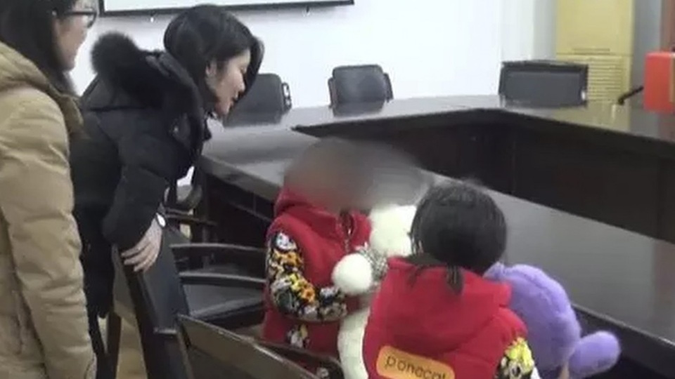 
Hai bé gái bị ép hành nghề móc túi (Ảnh: Sohu.com)
