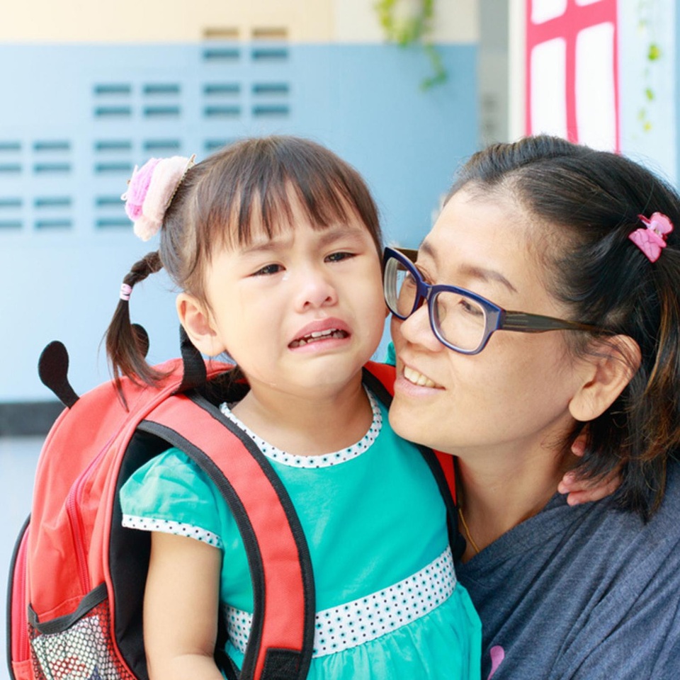 Làm thế nào khi trẻ mẫu giáo không thích đi học? - 1 Có những em bé “nước mắt ngắn, nước mắt dài” không muốn đi học sau các kỳ nghỉ. (Ảnh minh họa)