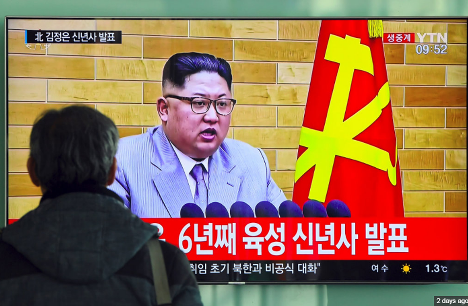 Triều Tiên dễ dàng “xóa sổ” biệt đội Hàn Quốc âm mưu lật đổ ông Kim Jong-un? - 1 Truyền hình Hàn Quốc đưa tin về nhà lãnh đạo Triều Tiên Kim Jong-un (Ảnh: Reuters)