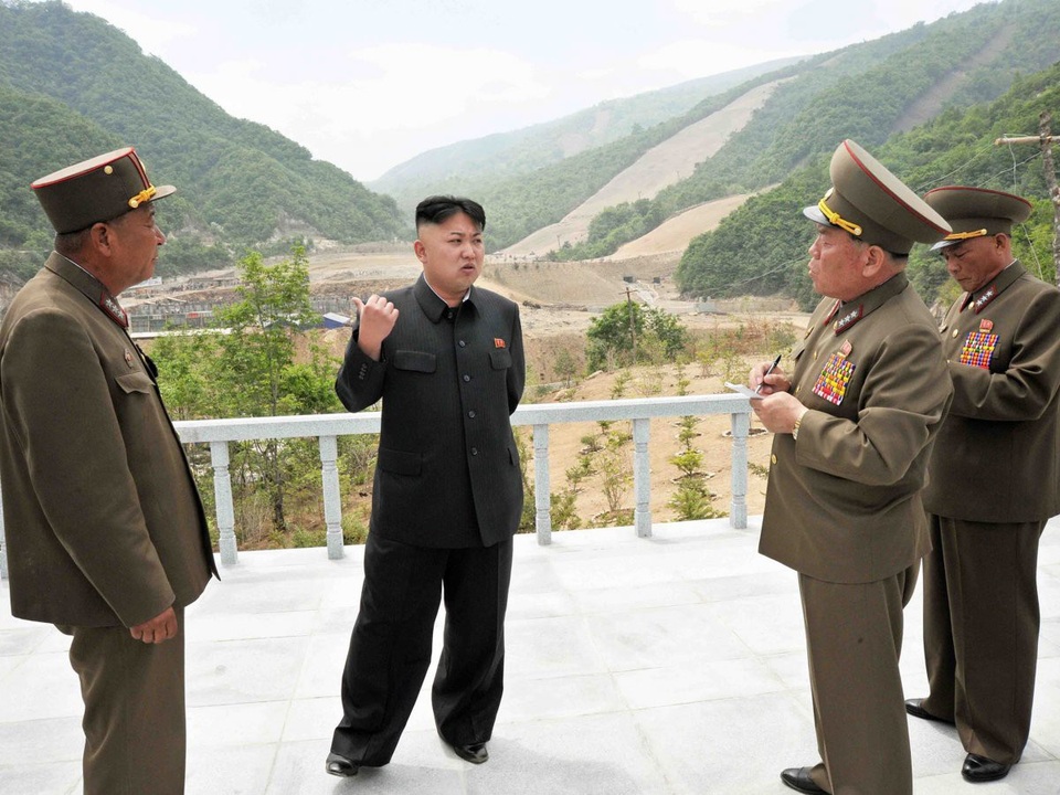Cận cảnh khu trượt tuyết tâm huyết của nhà lãnh đạo Kim Jong-un - 1 Được khởi công từ năm 2013, khu trượt tuyết Masikryong là dự án trọng điểm trong kế hoạch của nhà lãnh đạo Kim Jong-un nhằm mở rộng các cơ sở vui chơi giải trí trên khắp đất nước Triều Tiên và hướng tới mục tiêu nâng cao tiêu chuẩn sống của người dân nước này. Ngoài ra, ông Kim Jong-un được cho là có sở thích trượt tuyết từ khi còn là học sinh du học ở Thụy Điển. (Ảnh: Reuters)