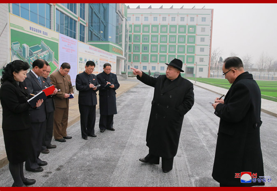 Ông Kim Jong-un thăm trường sư phạm “tầm cỡ thế giới” tại Triều Tiên - 7 Nhà lãnh đạo Triều Tiên đã đi thăm nhiều phòng trong khuôn viên trường, từ phòng lịch sử, phòng trưng bày khoa học, phòng đa năng, thư viện.