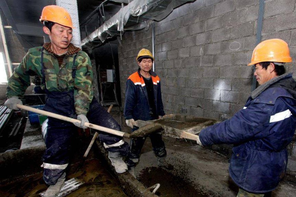 Thế giới ngầm lao động Triều Tiên tại Nga - 1 Người lao động Triều Tiên làm việc tại công trường xây dựng (Ảnh: Independent)