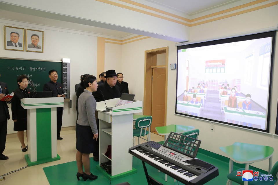 Ông Kim Jong-un thăm trường sư phạm “tầm cỡ thế giới” tại Triều Tiên - 4 Tháng 2/2017, ông Kim Jong-un đã yêu cầu nâng cấp Đại học Sư phạm Bình Nhưỡng thành cơ sở kiểu mẫu đạt chuẩn hiện đại về khoa học công nghệ và nhân rộng mô hình này ra khắp cả nước.