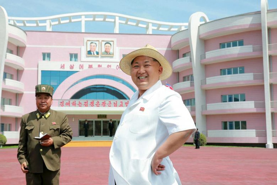 Những công trình mang bản sắc của quốc gia bí ẩn nhất thế giới - 6 Nhà lãnh đạo Kim Jong-un tới thăm Nhà trẻ và Trại trẻ mồ côi Wonsan ở Triều Tiên.