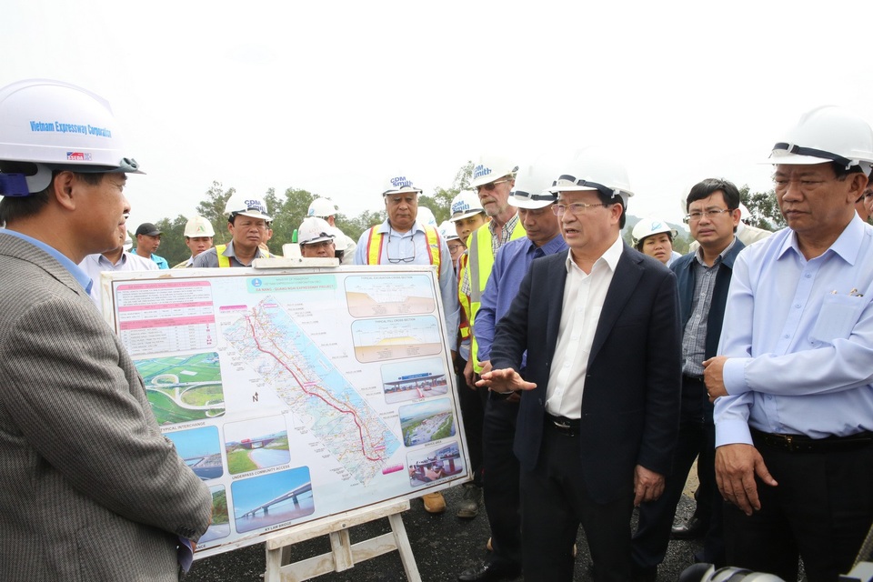 Không chỉ định thầu trong đầu tư tuyến cao tốc Bắc - Nam - 2 Phó Thủ tướng Trịnh Đình Dũng yêu cầu khẳng định quan điểm tuyệt đối không chỉ định thầu, thay vào đó phải tổ chức đấu thầu công khai, minh bạch để lựa chọn nhà đầu tư đủ năng lực triển khai các gói thầu của dự án.