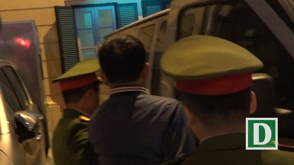 Ông Đinh La Thăng, Trịnh Xuân Thanh được che ô rời tòa - 5 Bị cáo Trịnh Xuân Thanh được đưa lên xe thùng.