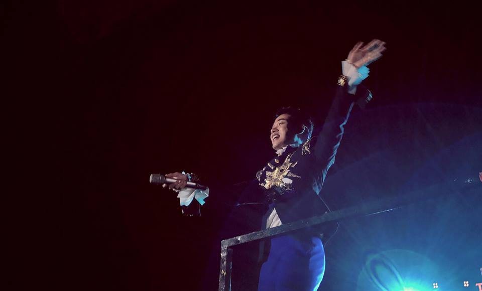 Trúc Nhân chào tạm biệt 2017 bằng đêm diễn hoành tráng ngày cuối năm, giọng ca “Bác làm vườn và con chim sâu viết: “Tớ lật sang trang khác đầy huy hoàng hơn đây!”.