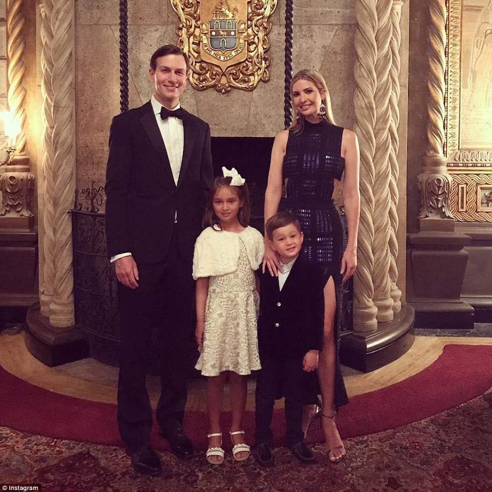 Tổng thống Trump "xả hơi" tại khu nghỉ dưỡng xa hoa - 10
Gia đình đệ nhất ái nữ Ivanka Trump chụp hình tại tiệc năm mới (Ảnh: Instagram/Reuters)