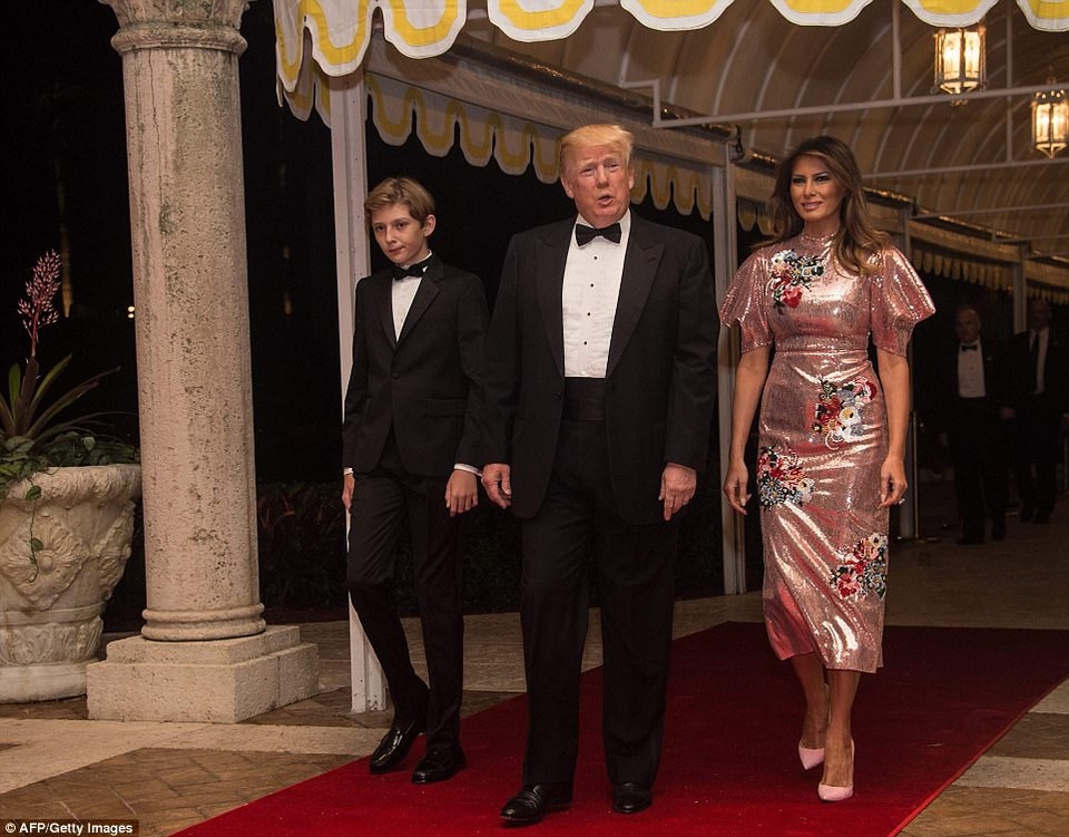 Tổng thống Trump "xả hơi" tại khu nghỉ dưỡng xa hoa - 11
Vợ chồng Tổng thống Trump cùng con trai Barron Trump tại tiệc năm mới ở Mar-a-Lago (Ảnh: AFP)