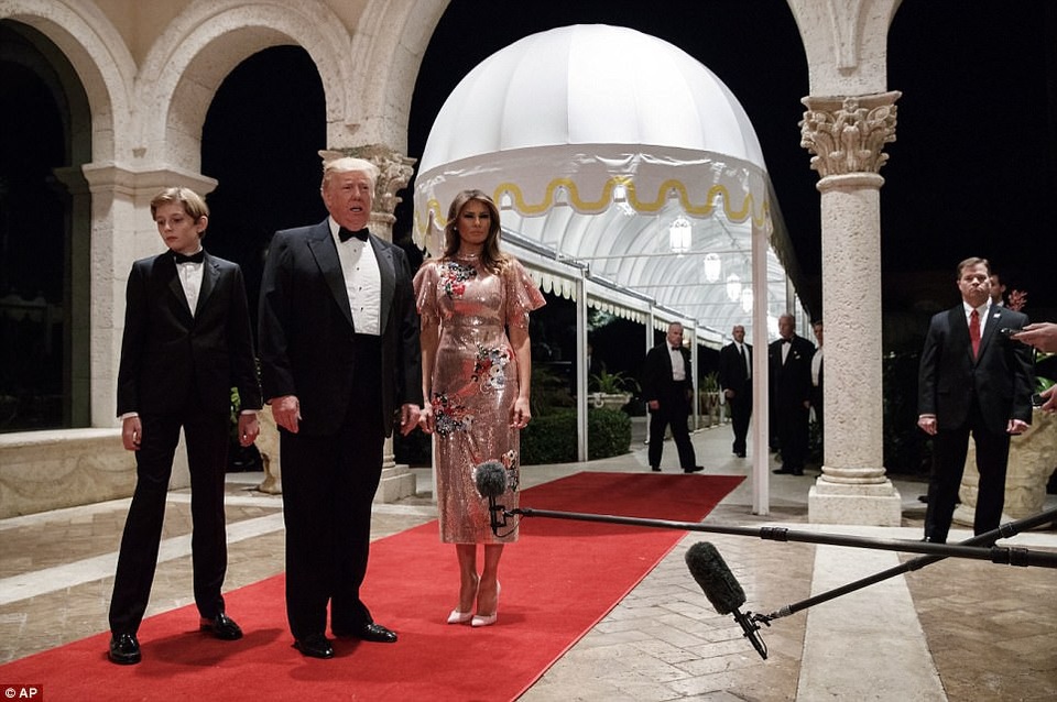 Tổng thống Trump "xả hơi" tại khu nghỉ dưỡng xa hoa - 12
Bộ váy Đệ nhất phu nhân Mỹ diện có giá tới 4.000 USD, giúp tôn lên vẻ đẹp sang trọng, thanh lịch của bà (Ảnh: AP)