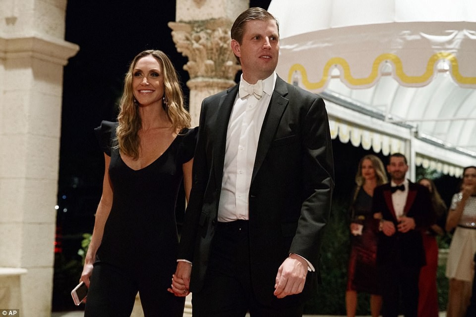 Tổng thống Trump "xả hơi" tại khu nghỉ dưỡng xa hoa - 13
Vợ chồng con trai thứ Eric Trump và Lana Trump tiến bước vào thảm đỏ (Ảnh: AP)