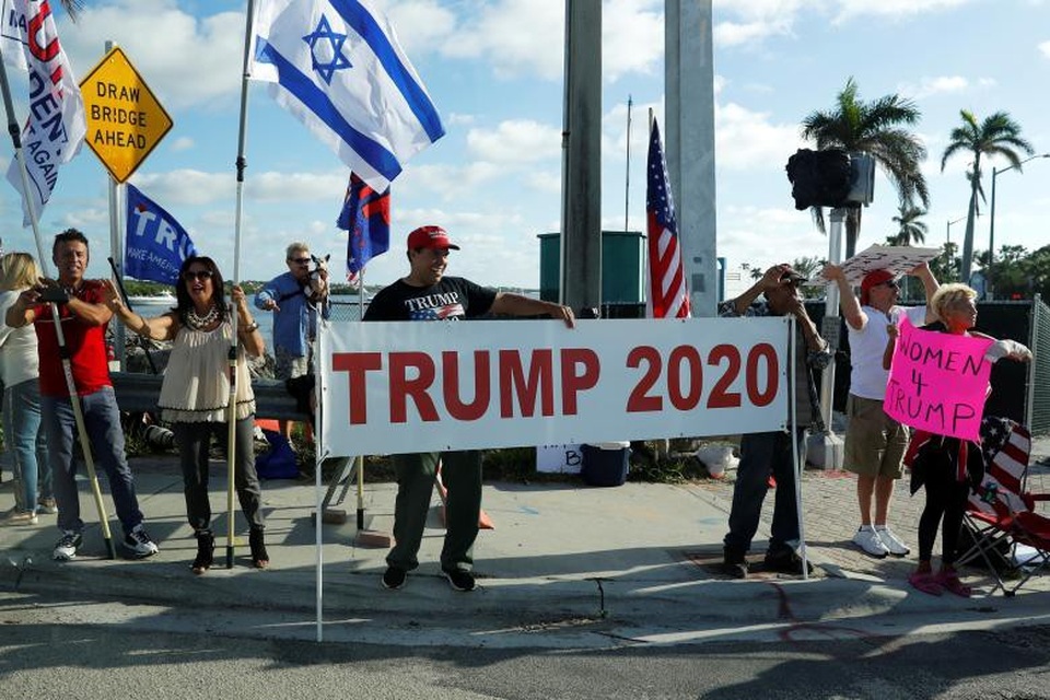 Tổng thống Trump "xả hơi" tại khu nghỉ dưỡng xa hoa - 9
Người ủng hộ ông Trump giơ các biểu ngữ trên đường đoàn xe của ông Trump quay về khu nghỉ dưỡng cao cấp Mar-a-Lago ở Palm Beach, bang Florida ngày 31/12 (Ảnh: Reuters)