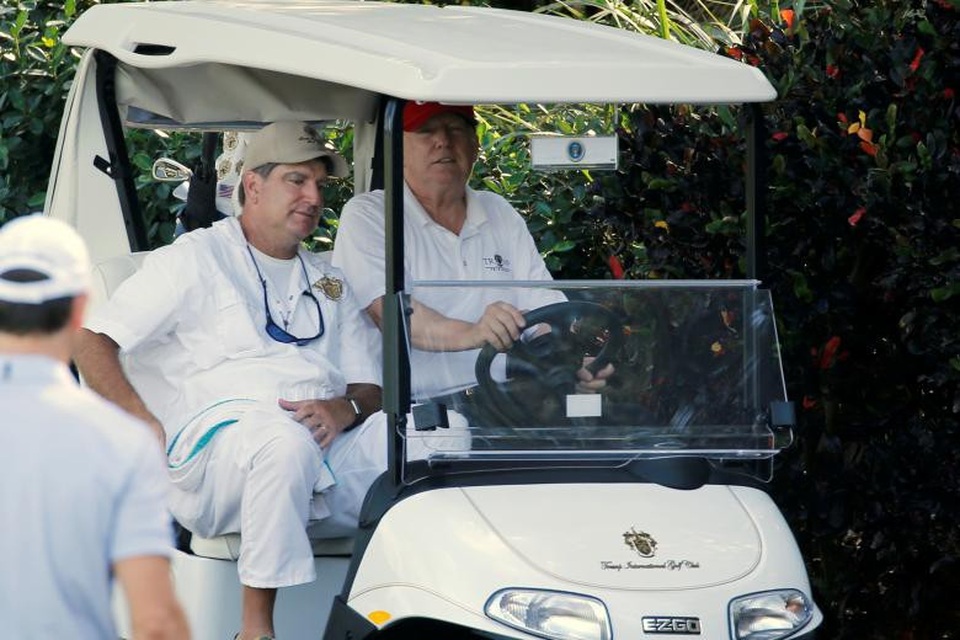 Tổng thống Trump "xả hơi" tại khu nghỉ dưỡng xa hoa - 5
Tổng thống Trump tại câu lạc bộ golf International ngày 29/12 (Ảnh: Reuters)