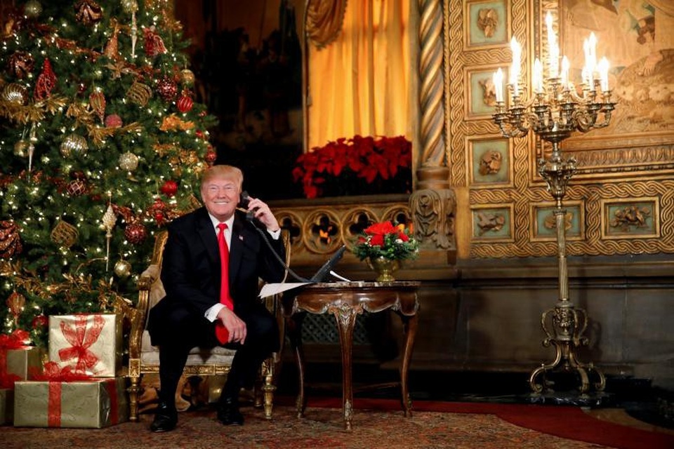 Tổng thống Trump "xả hơi" tại khu nghỉ dưỡng xa hoa - 1
Ông Trump bắt đầu kì nghỉ ở Mar-a-Lago từ đêm Giáng sinh 24/12. Ông cùng Đệ nhất phu nhân Melania Trump đã trả lời điện thoại người dân Mỹ trong chương trình theo dấu ông già Noel do Bộ chỉ huy phòng thủ không gian Bắc Mỹ (NORAD) thực hiện như một truyền thống có từ hơn 50 năm nay. (Ảnh: Reuters)