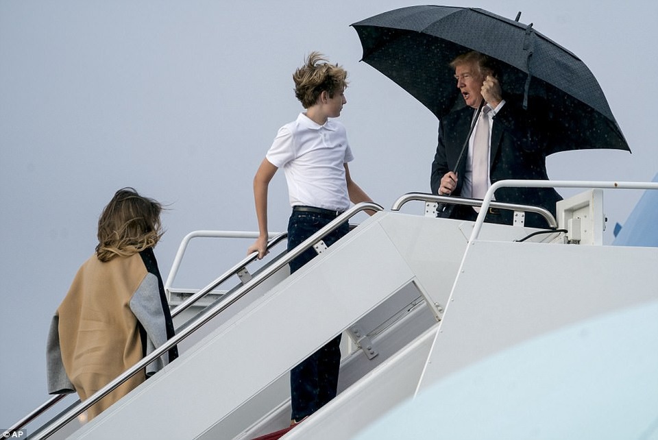 Tổng thống Trump che ô một mình, phu nhân và con trai đầu trần - 3 Tuy nhiên, các bức ảnh được chụp lại cho thấy Tổng thống Trump, 71 tuổi, dường như cầm ô đi một mình và bước lên chuyên cơ trước. (Ảnh: AP)