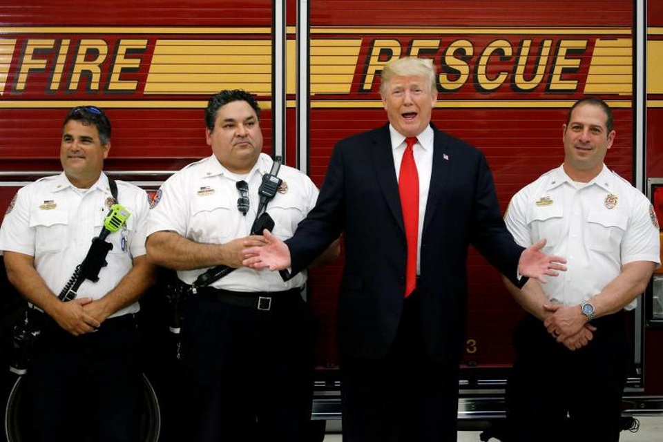 Tổng thống Trump "xả hơi" tại khu nghỉ dưỡng xa hoa - 3
Nhà lãnh đạo Mỹ thăm Lực lượng cứu hỏa West Palm Beach ngày 27/12 (Ảnh: Reuters)