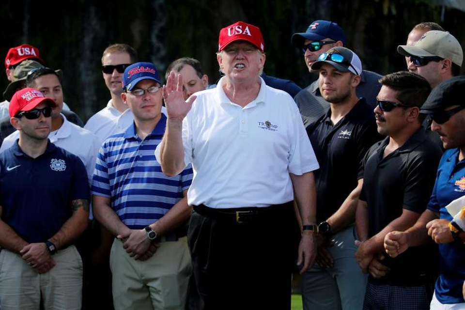 Tổng thống Trump "xả hơi" tại khu nghỉ dưỡng xa hoa - 7
Tổng thống Trump phát biểu trước các thành viên thuộc lực lượng tuần duyên Mỹ ngày 29/12 (Ảnh: Reuters)