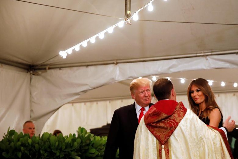 Tổng thống Trump "xả hơi" tại khu nghỉ dưỡng xa hoa - 2
Ông Trump cùng vợ đi lễ nhà thờ đêm Giáng sinh tại Palm Beach ngày 24/12 (Ảnh: Reuters)