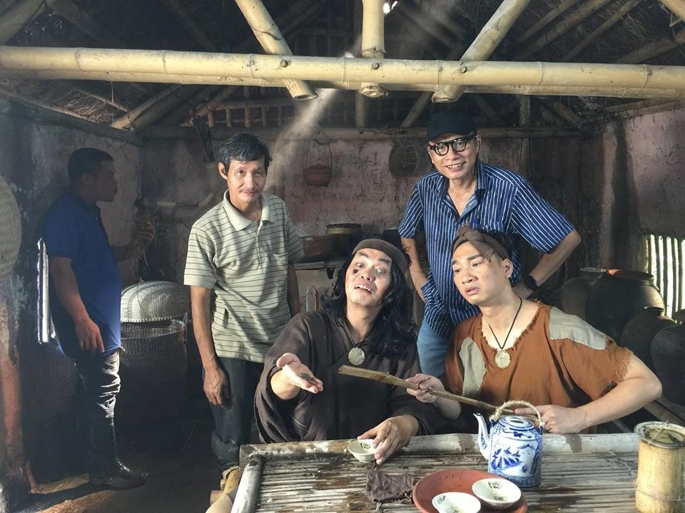 “Hài Tết càng lạm dụng cảnh hở hang là càng tự hại mình” - 1
Trung Hiếu (đầu tiên từ trái sang, hàng ghế ngồi) vào vai Lý Thông trong Họ Lý tên Thông.