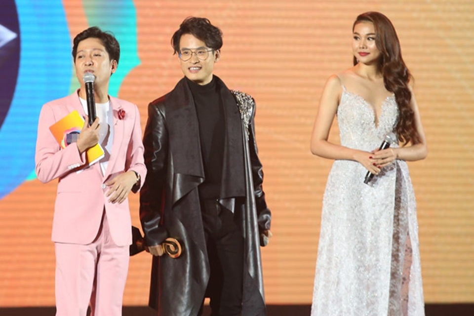 Trường Giang xin lỗi Hà Anh Tuấn, Thanh Hằng vì mắc lỗi trầm trọng khi làm MC - 1 Tối qua (17/1), khi đảm nhận vai trò người dẫn chương trình cho lễ trao giải âm nhạc, Trường Giang đã mắc sai lầm lớn khiến khán giả cảm thấy khó chịu.