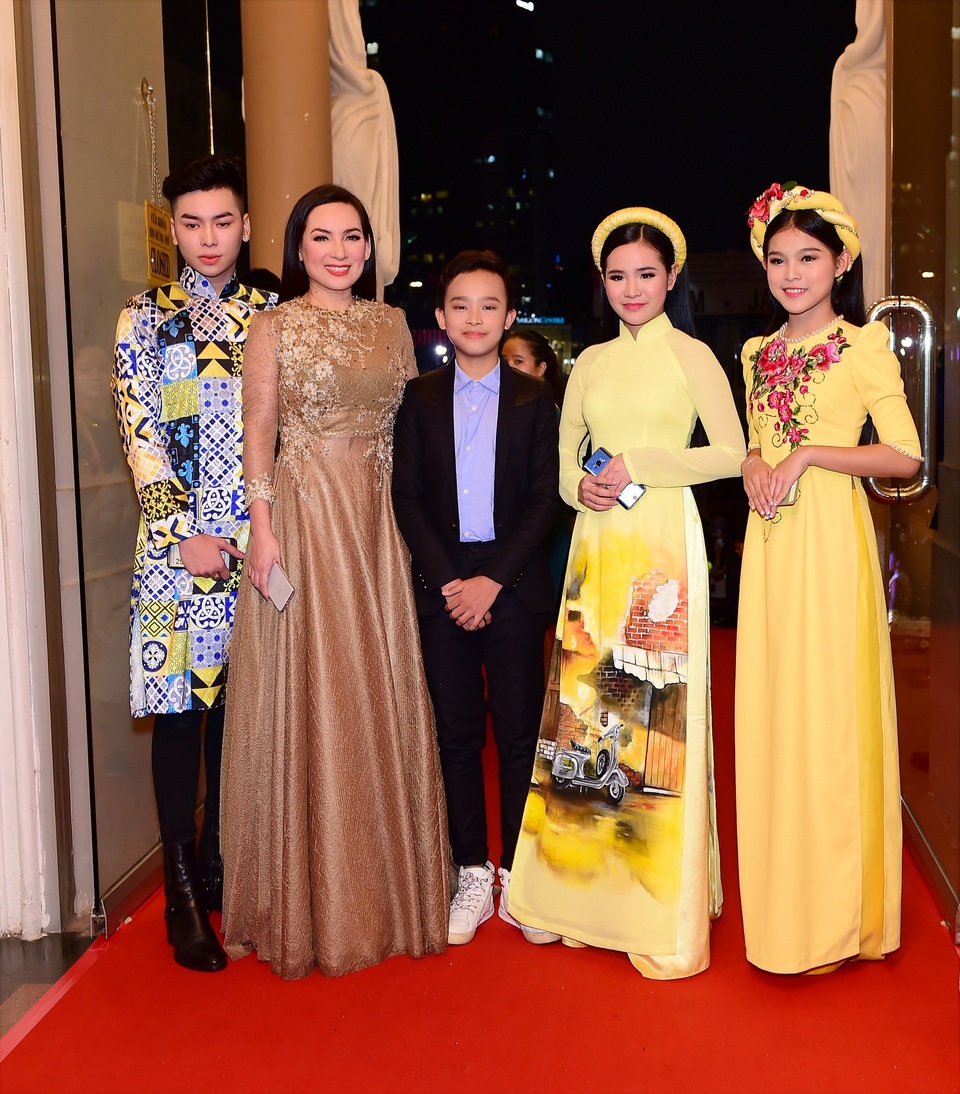 Trước màn "cướp sóng cầu hôn" của Trường Giang, Nhã Phương “tay trong tay” với Ngô Kiến Huy - 8 Ca sĩ Phi Nhung cùng các học trò thân thiết của mình
