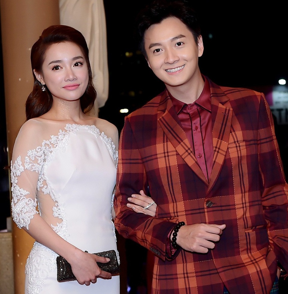 Trước màn "cướp sóng cầu hôn" của Trường Giang, Nhã Phương “tay trong tay” với Ngô Kiến Huy - 1 Tuy nhiên, trước đó trên thảm đỏ Nhã Phương không đi cùng Trường Giang mà sánh đôi cùng nam ca sĩ – diễn viên Ngô Kiến Huy đến tham dự chương trình.