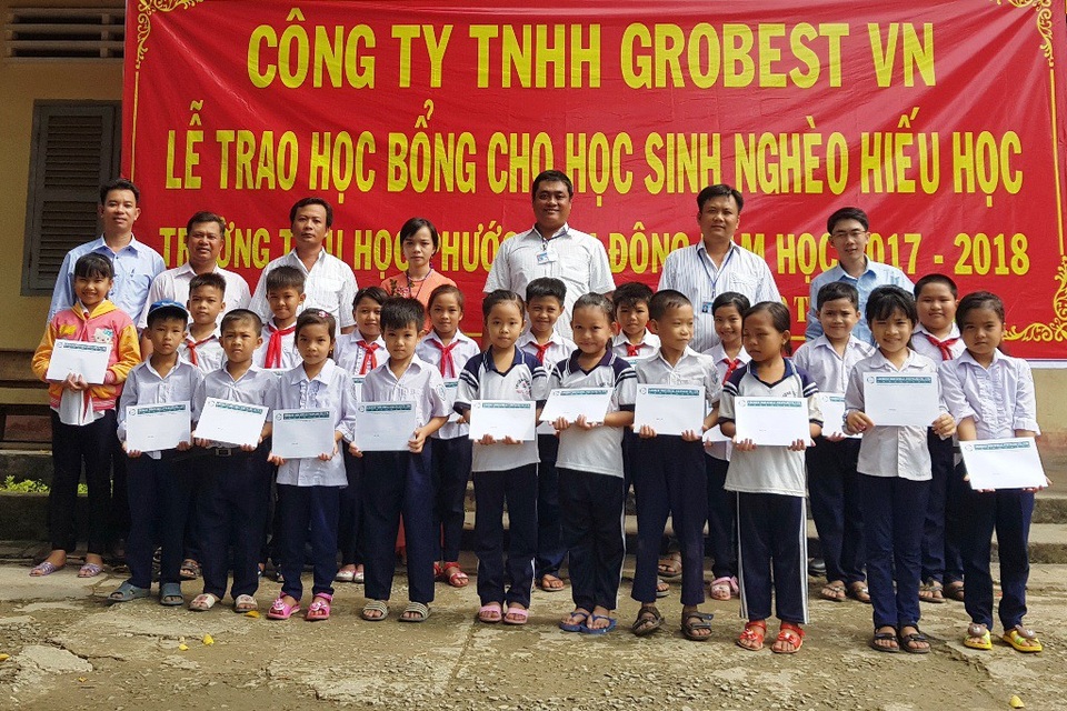 100 suất học bổng Grobest Việt Nam đến với học sinh nghèo Long An - 3 20 em học sinh trường tiểu học Phước Vĩnh Đông vui vẻ nhận 20 suất học bổng từ công ty Grobest Việt Nam